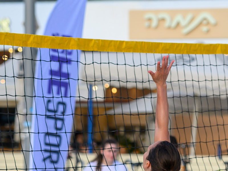 שחקניות כדורעף חופים נשים על החול