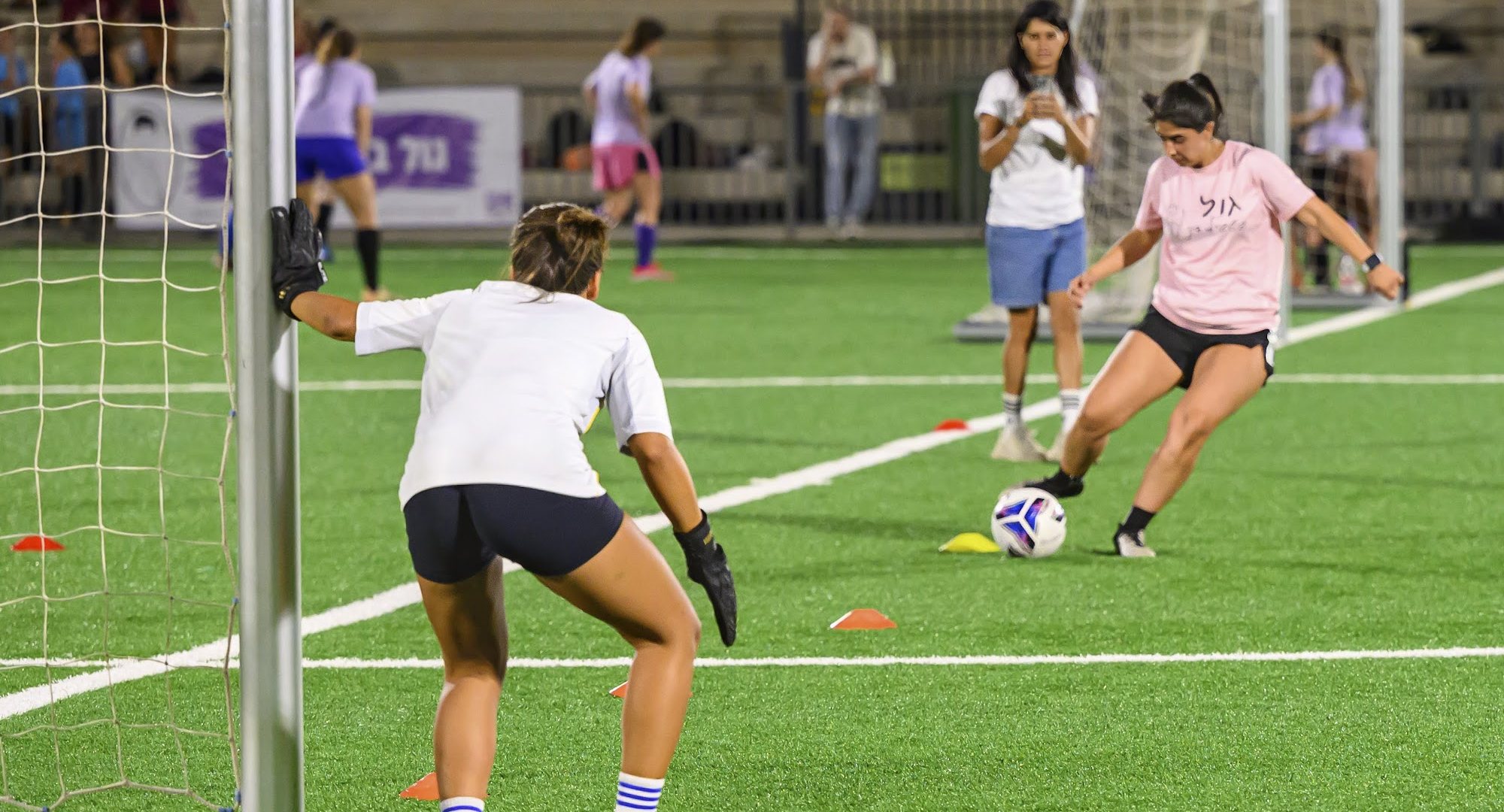 שחקניות כדורגל נשים של She Sports בטורניר גול בשביל דני