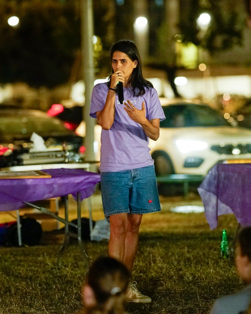 שני טל, מייסדת שיספורטס, מרצה מול קהל באירוע